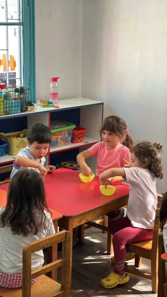 Niños comiendo frutas