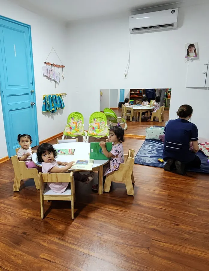 Grupo de niños en mesa