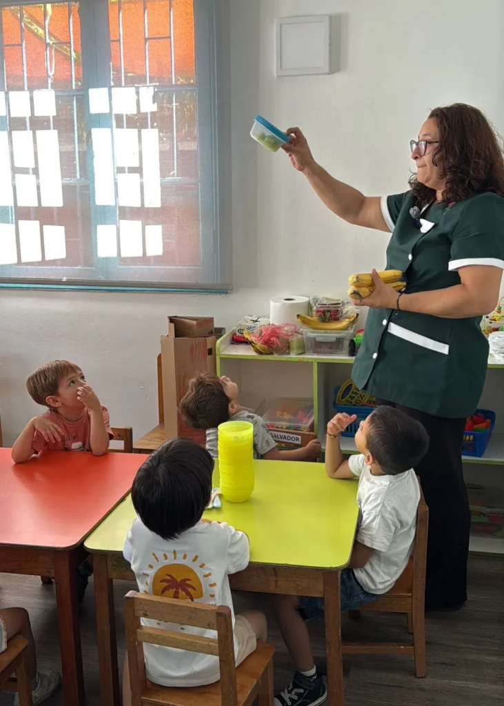 Maestra con niños