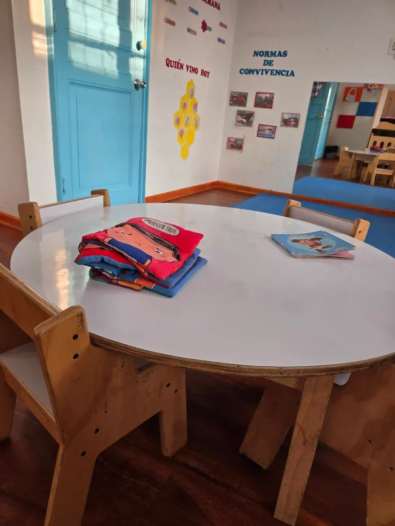Mesa infantil para actividades grupales en sala de convivencia y aprendizaje