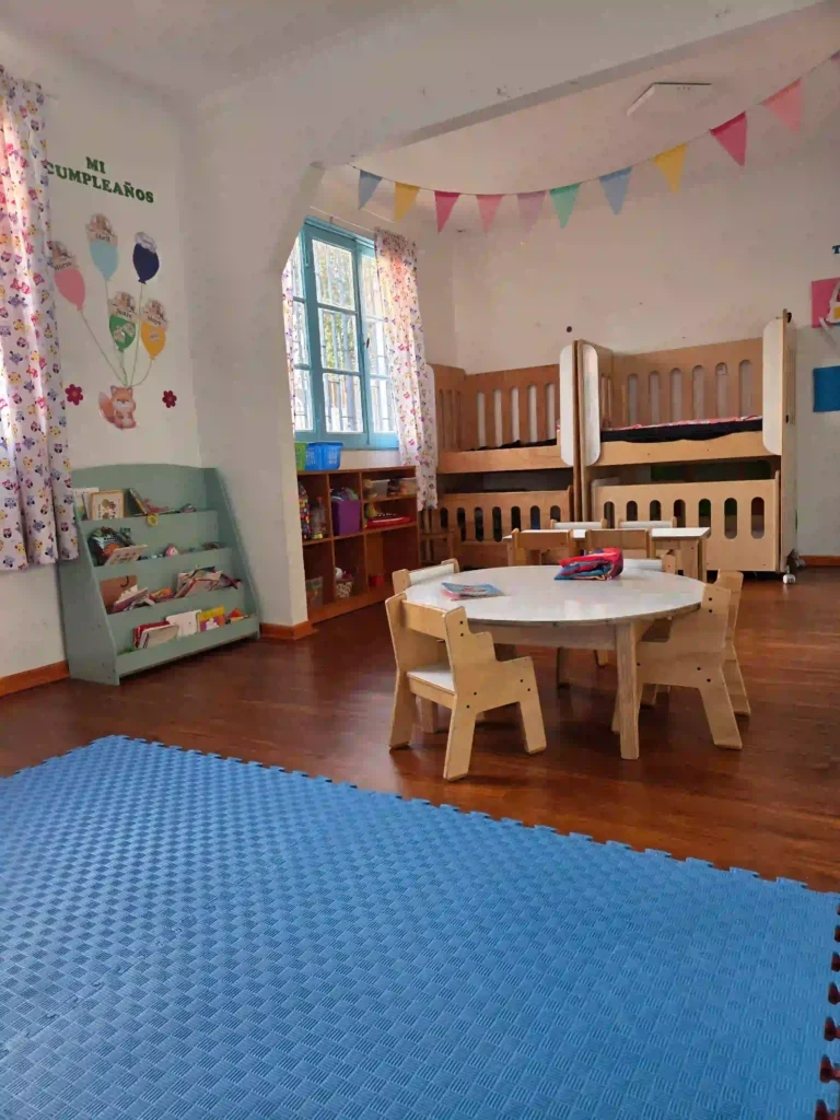 Sala infantil equipada con área de actividades lectura y descanso